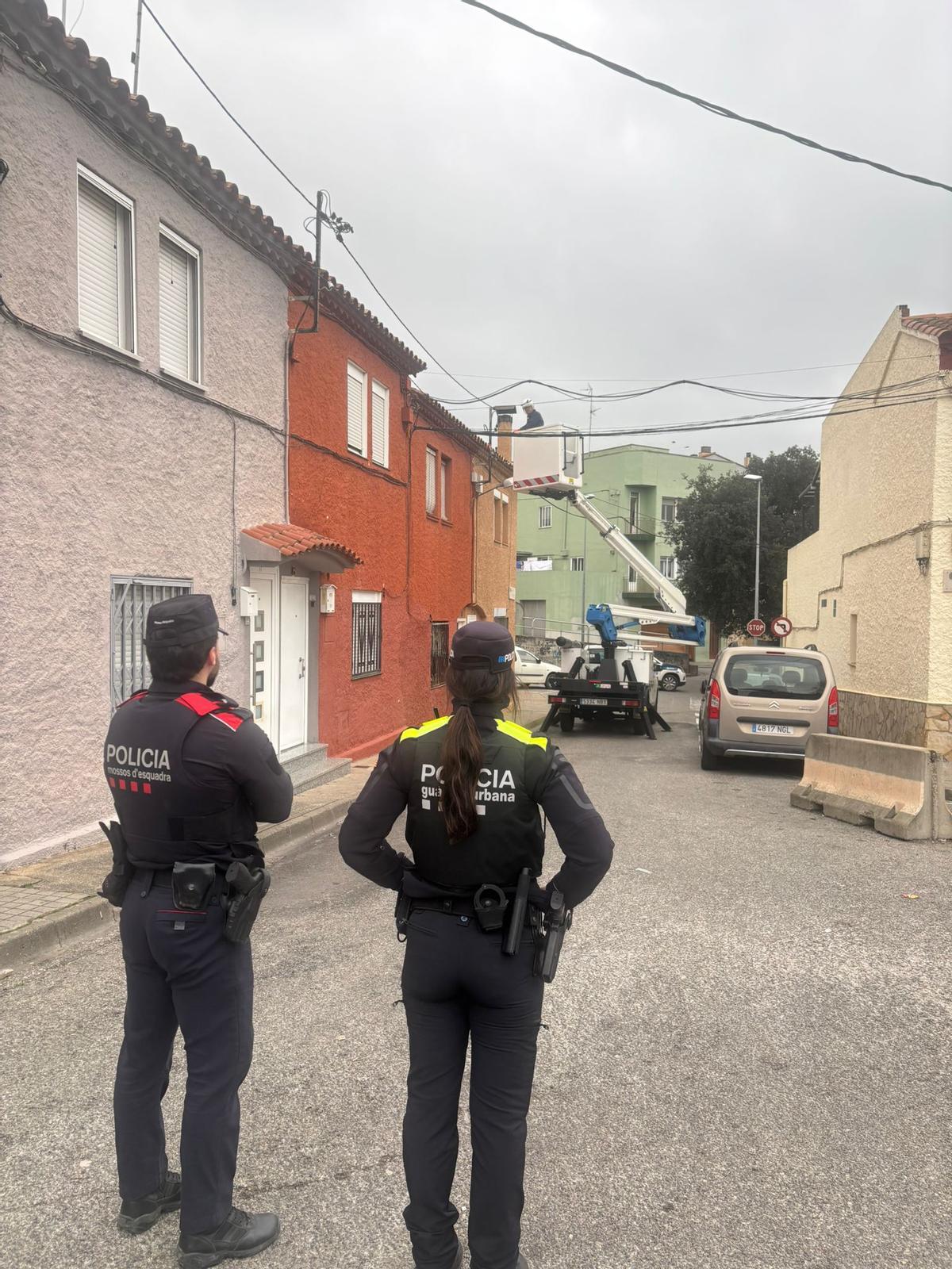 Un moment del dispositiu policial al barri del Culubret de Figueres.