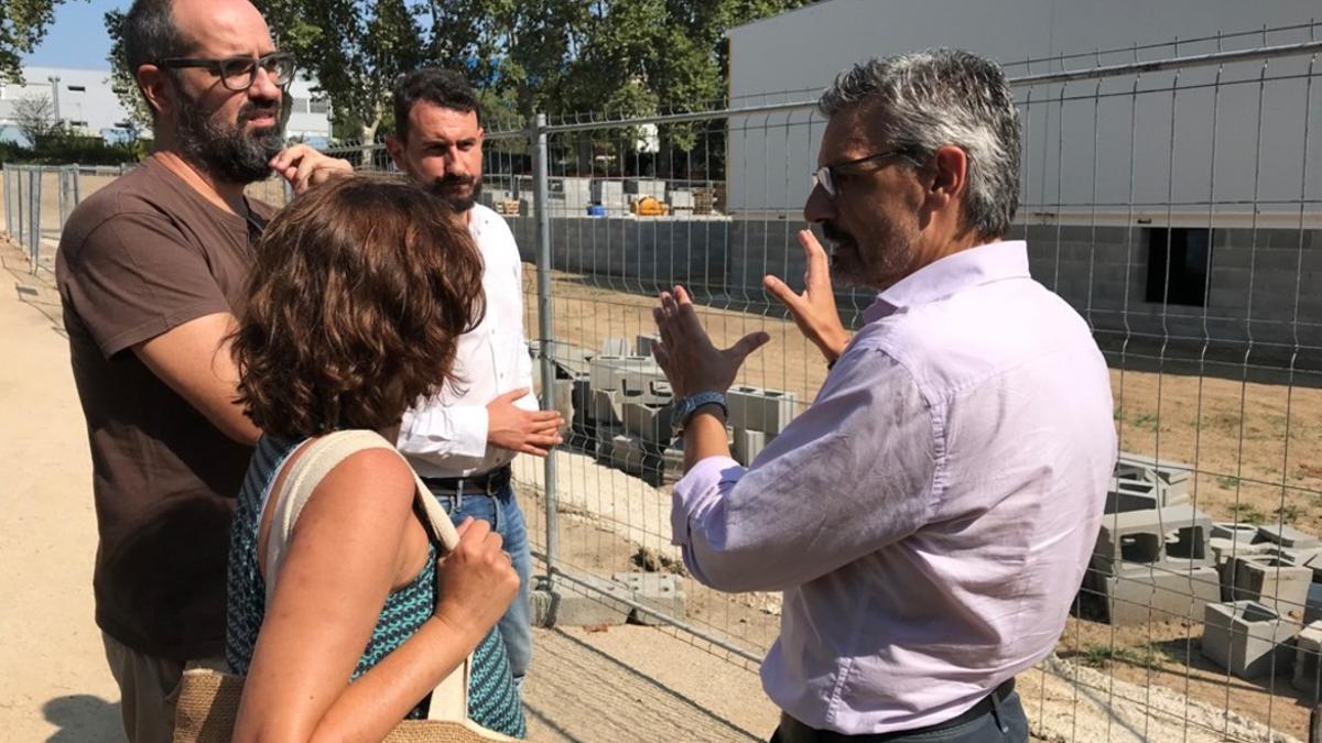 Los concejales Rubén Guijarro y Jordi Subirana en una visita a las obras del instituto La Riera