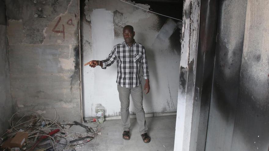 Charles Ajayi, en el descansillo de la cuarta planta, todavía con las huellas de un incendio.