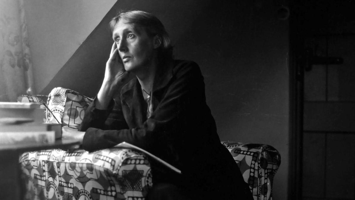 MAS PERIODICO VIRGINIA WOOLF EN EL SALON DE SU CASA