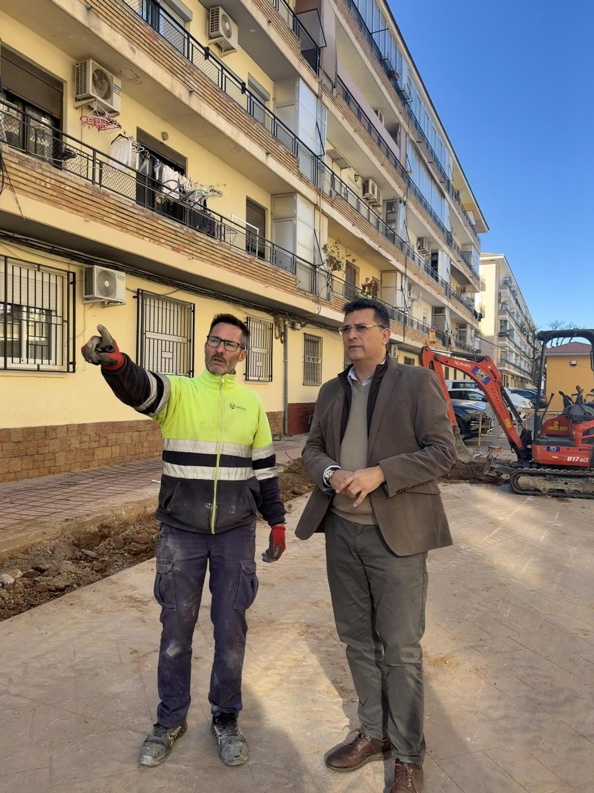 El alcalde visita una de las obra de reconstrucción posdana.