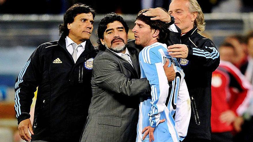 Maradona abraçant Messi en el Mundial de 2010, quan era seleccionador argentí.