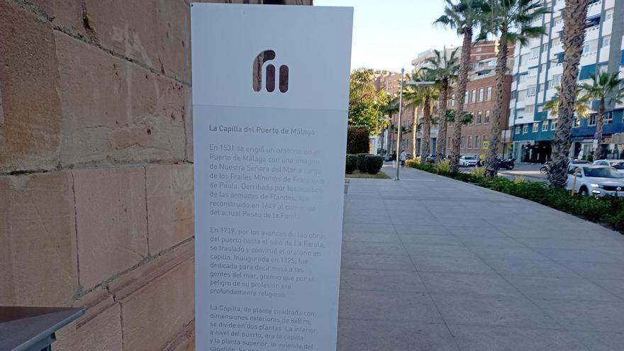 El panel 'desinformativo', esta semana junto a la antigua capilla del Puerto, en el Paseo de la Farola.