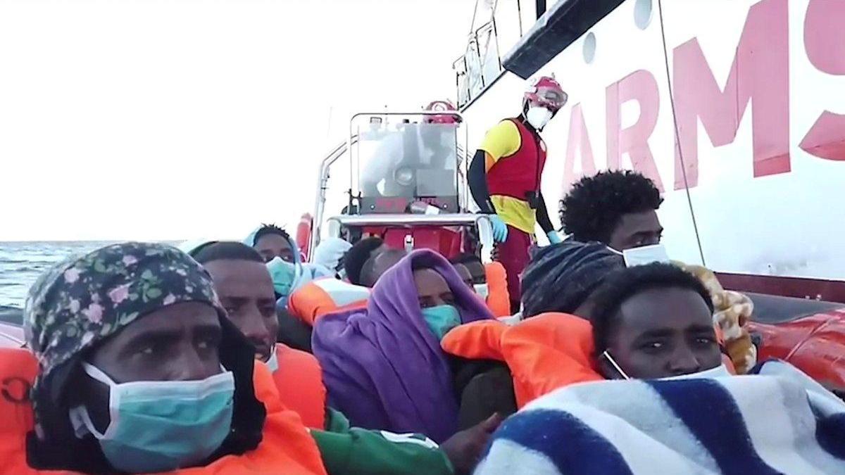 Los inmigrantes rescatados por Open Arms empiezan la cuarentena frente a Sicilia