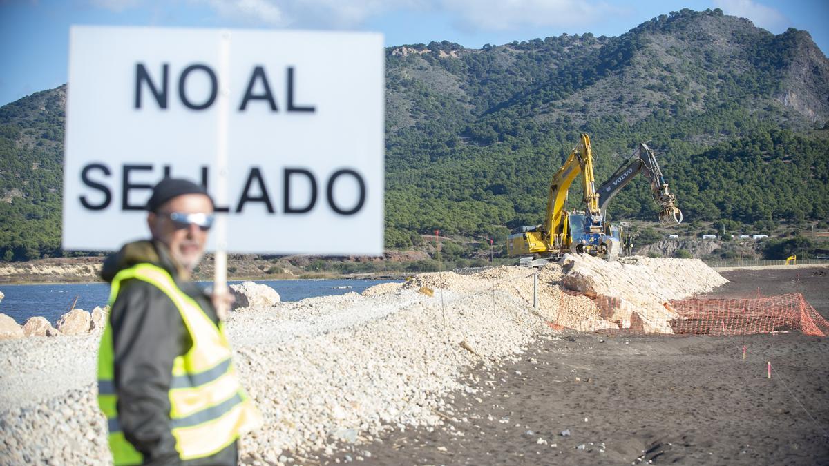 Obras en los diques de contención de la playa de Portmán, con un vecino que reclama no sellar los estériles.