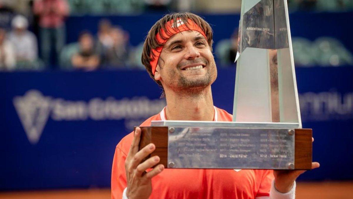 David Ferrer, con el trofeo que le dieron en Buenos Aires