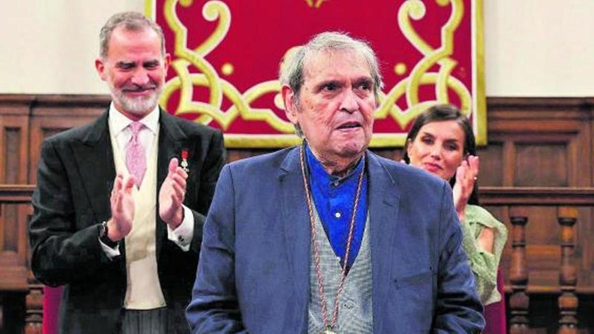 Rafael Cadenas, tras recibir el Premio Cervantes, con los Reyes detrás. |   // BALLESTEROS