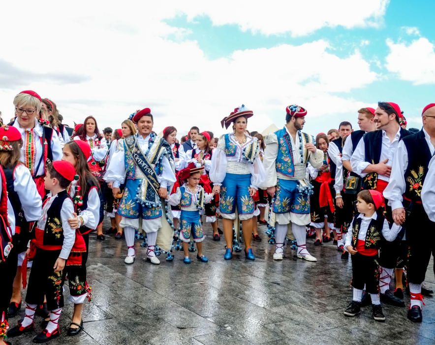 Las diez comparsas acompañan al santo en su tradicional bajada ante miles de vecinos que aguardan con emoción su paso