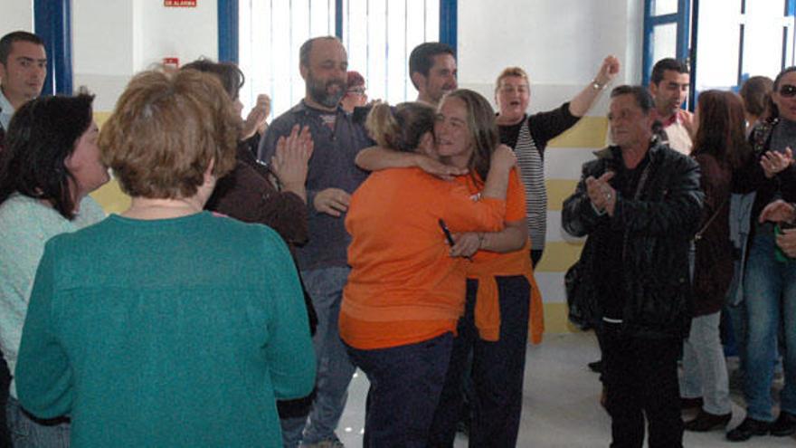 Los padres no podían ocultar ayer su alegría tras la retirada del precinto.