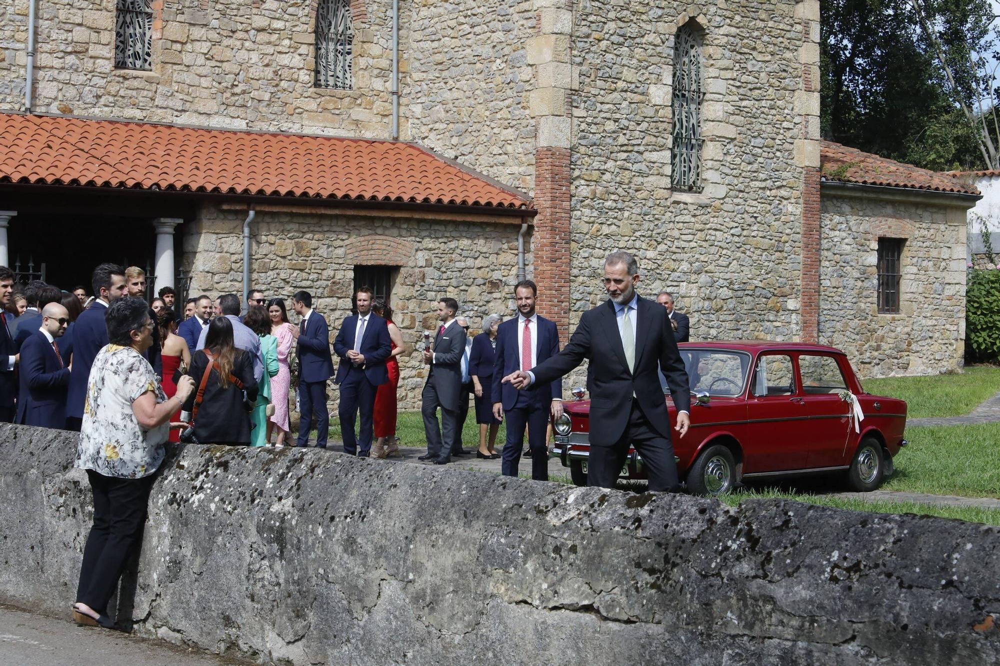 El Rey Felipe VI, testigo de excepción en la boda de su ahijado en Gijón (en imágenes)