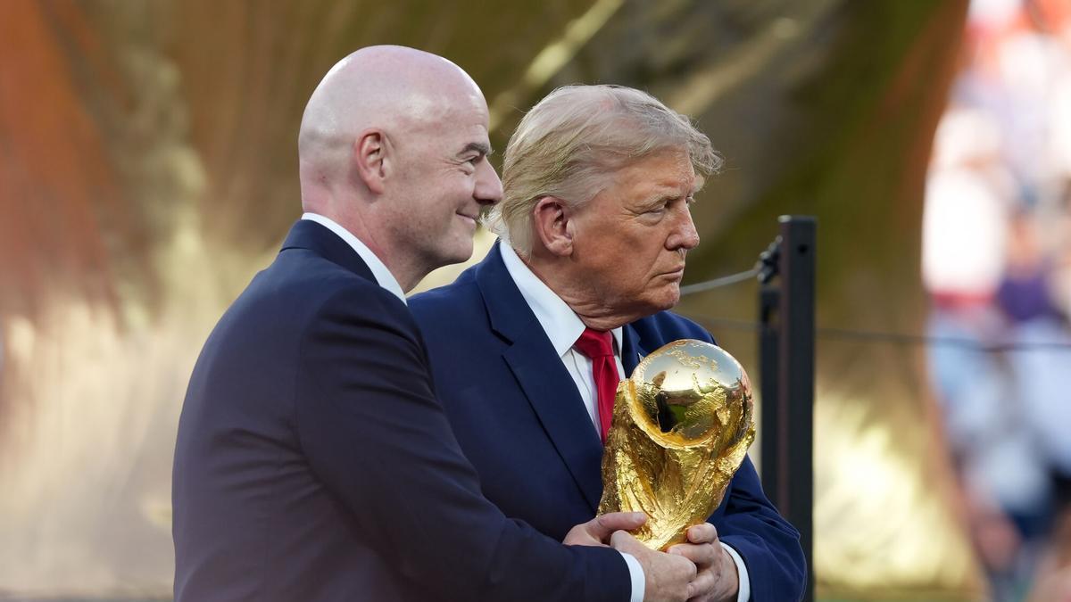 El presidente de la FIFA, Gianni Infantino y el presidente de Estados Unidos, Donald Trump entregan el trofeo del Mundial de la FIFA 2026 a España.