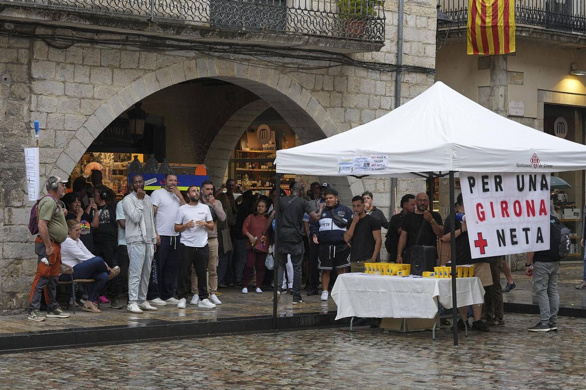 Girona plaça del Vi protesten els treballadors de Girona+Neta