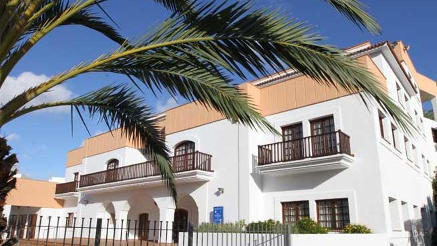 Fachada de la Escuela de Turismo de Ibiza.