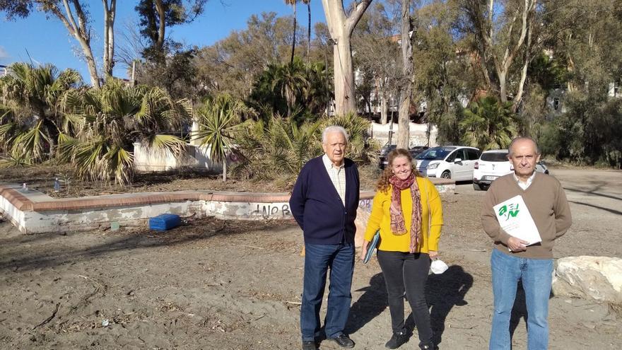 Los dirigentes vecinales, esta semana junto a la fuente histórica de los Baños del Carmen.  | A.V.