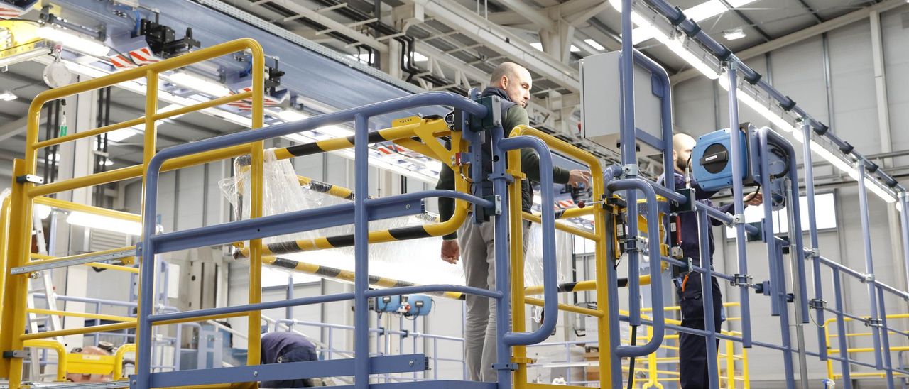 Profesionales de Delta Vigo trabajan en las instalaciones de la compañía en el polígono de Valladares (Vigo).