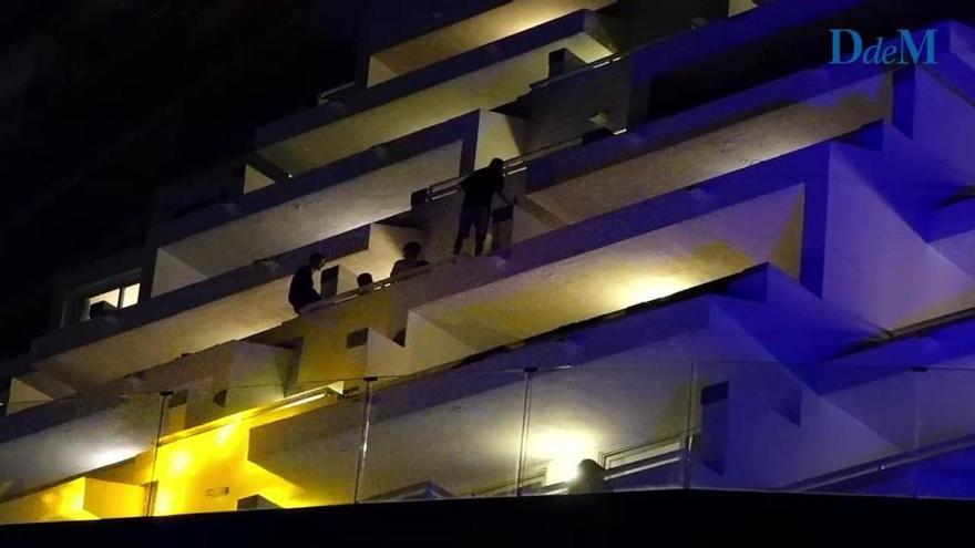 Turistas en los balcones de un hotel de Magaluf