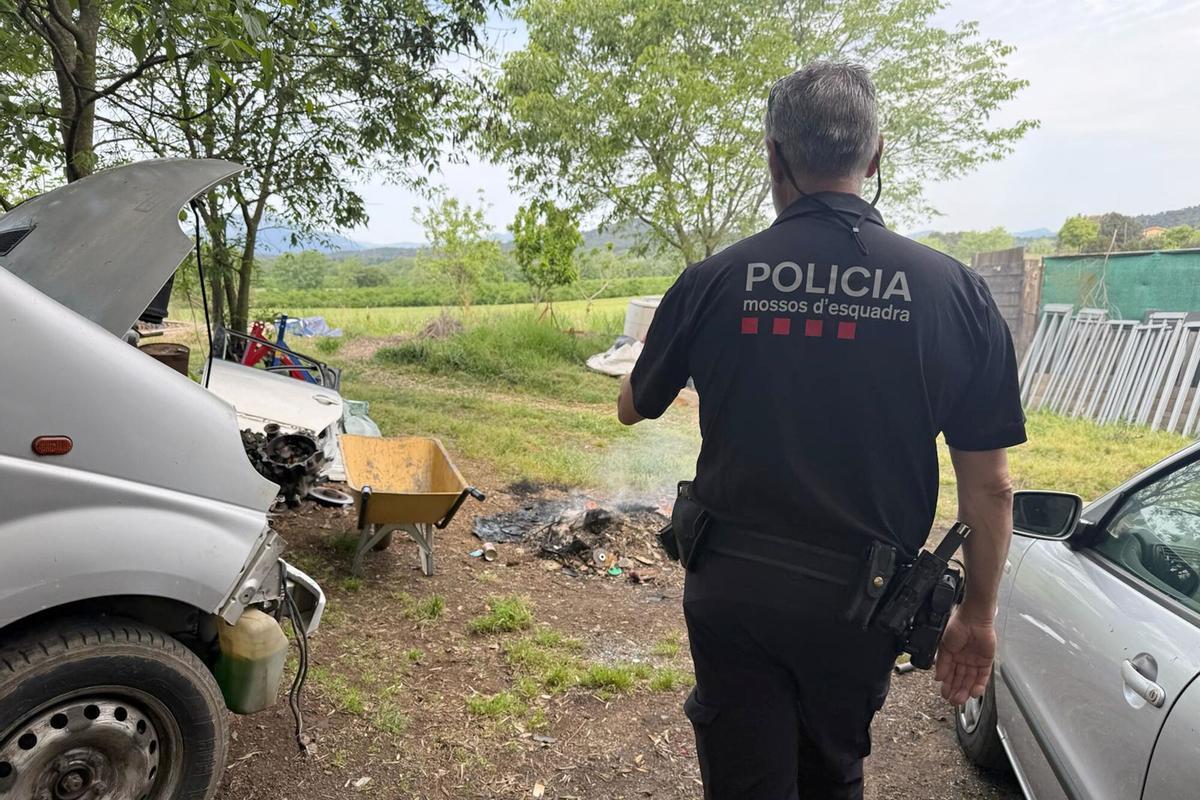 Un mosso de l'URMA inspecciona un taller il·legal a la Selva