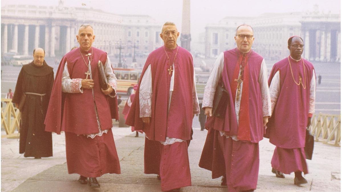 Octubre 1963. D&#039;esquerra a dreta els bisbes Ramon Masnou de Vic, Vicent Enrique Tarancon de Solsona i Josep Pont de Sogorb Castelló.