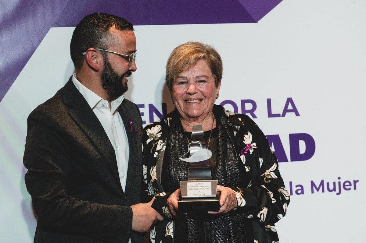 El Subdelegado del Gobierno entrega una condecoración a una de las exconcejalas socialistas premiadas en la gala del PSOE de Elche