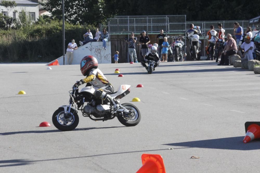 Las exhibiciones de trial, bike trial y de velocidad urbana llenan el centro de la villa que mañana acoge un descenso de bike