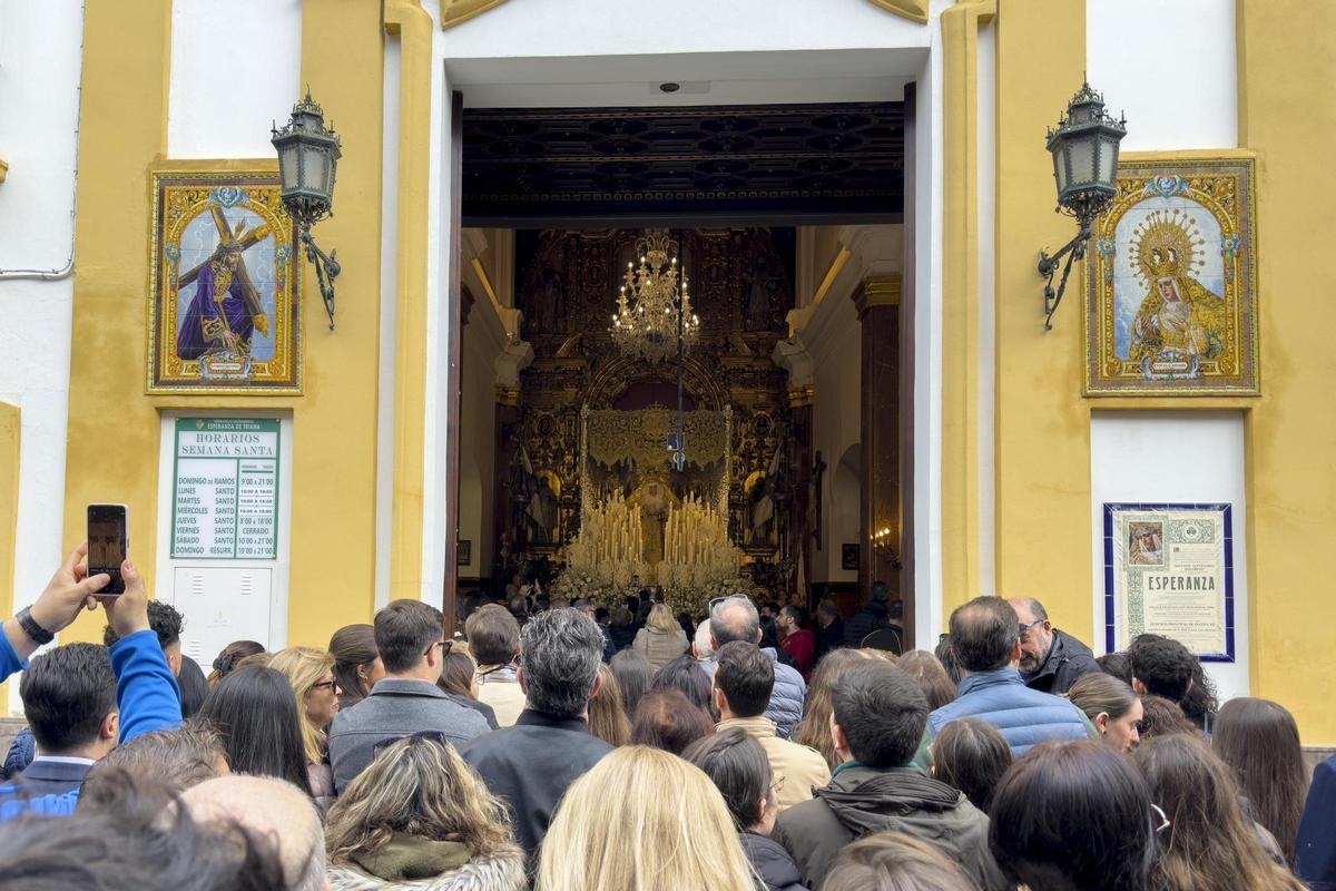 Imagen de la puerta de entrada al templo de la Esperanza de Triana en Sevilla un Viernes Santo.