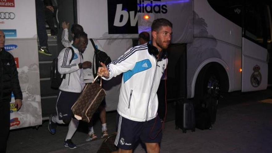 El madridista Sergio Ramos saluda a los aficionados a su llegada a Málaga, ayer.