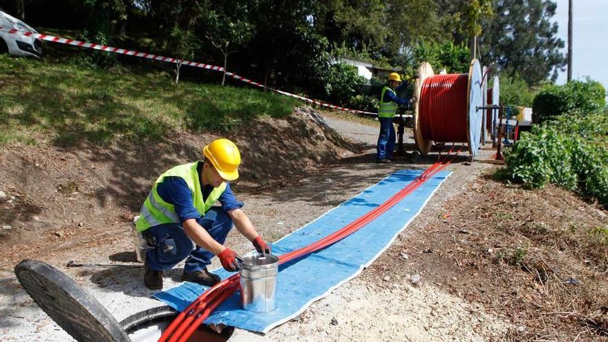 Trabajos de EDP en Somió para el tendido de nuevas lineas subterráneas.