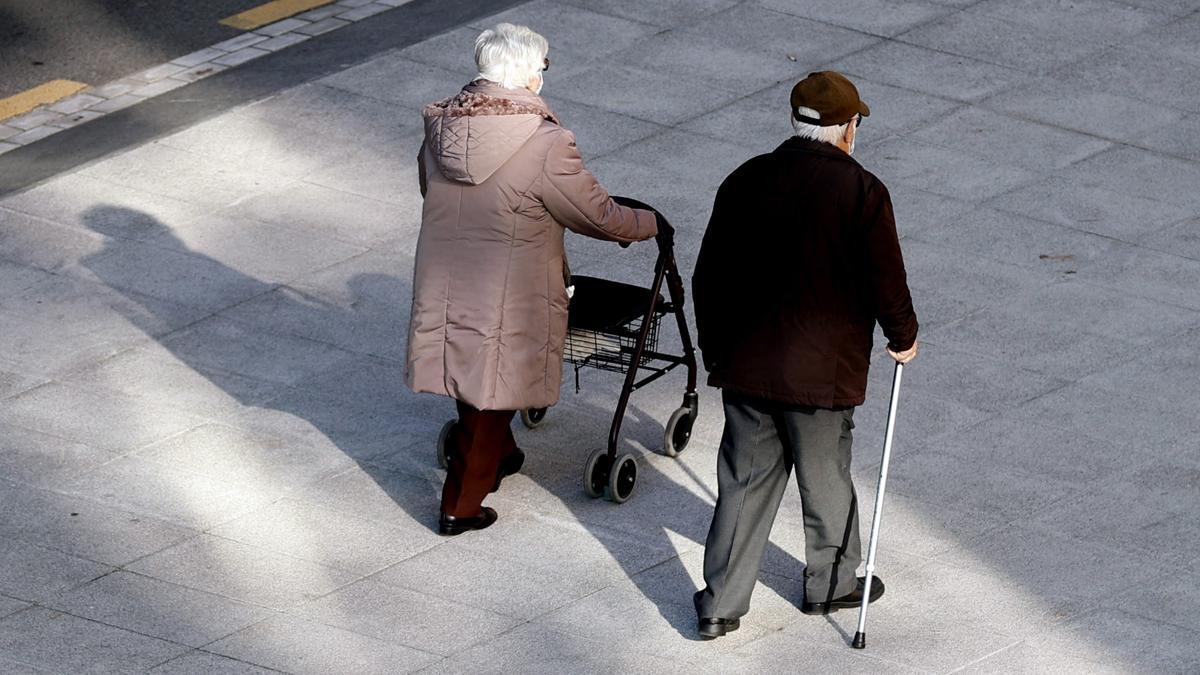 Dos jubilados pasean por las calles de Bilbao