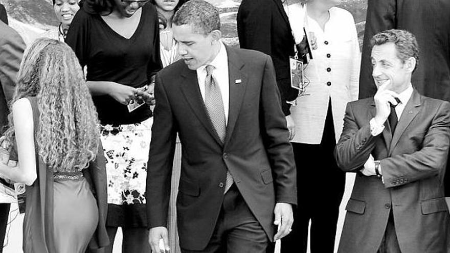 Obama, ante el regocijo de Sarkozy, jalea el paso de una joven brasileña de 17 años, representante de UNICEF en la cumbre Junior 8, paralela a la del G-8.