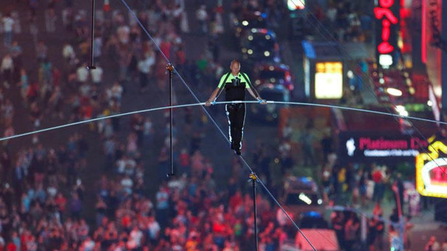 Los hermanos equilibristas Nik y Lijana Wallenda cruzan Times Square a 25 pisos de altura