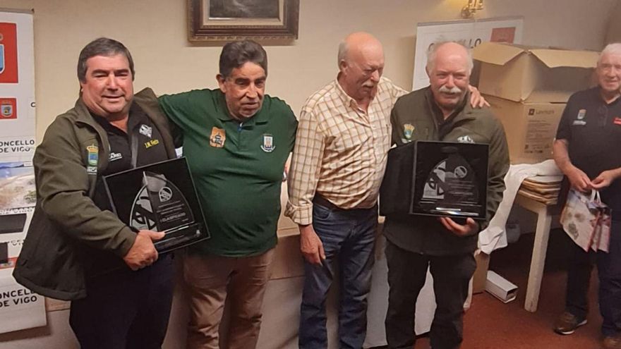 Os gañadores a ambos
laterais, co trofeo.