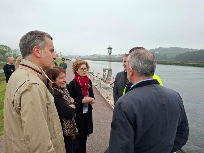 En imágenes: Comienzan las obras de emergencia en el paseo de la ría de Navia