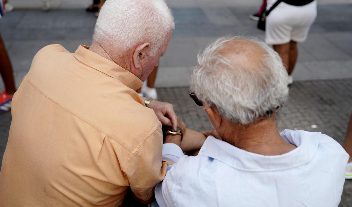 Personas mayores paseando por el centro de la ciudad