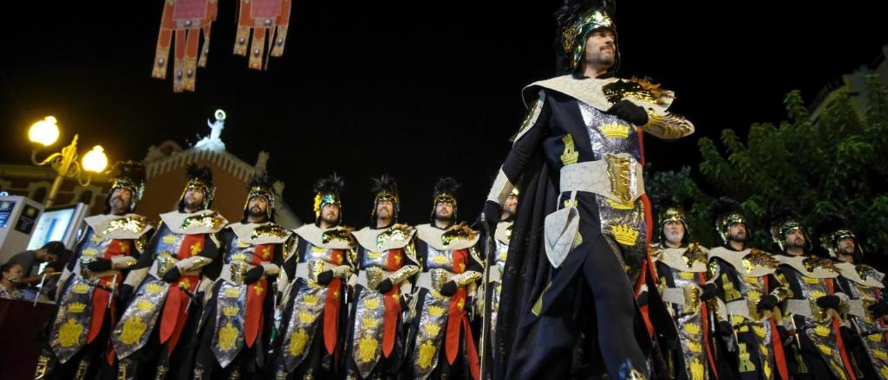 El desfile de la Cabalgata se realiza por la noche y en el mismo han llegado a participar casi 12.000 personas entre festeros, músicos y boatos.