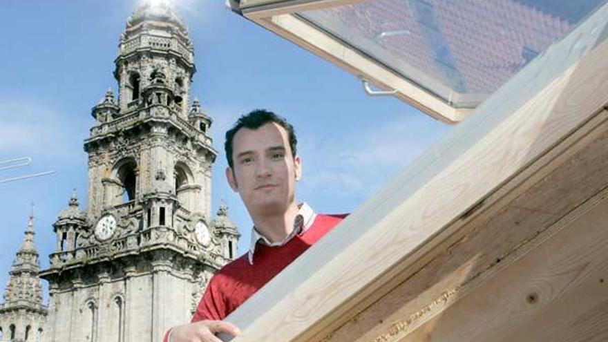 Antonio Cervera muestra un apartamento para artistas con vistas a la catedral de Santiago.