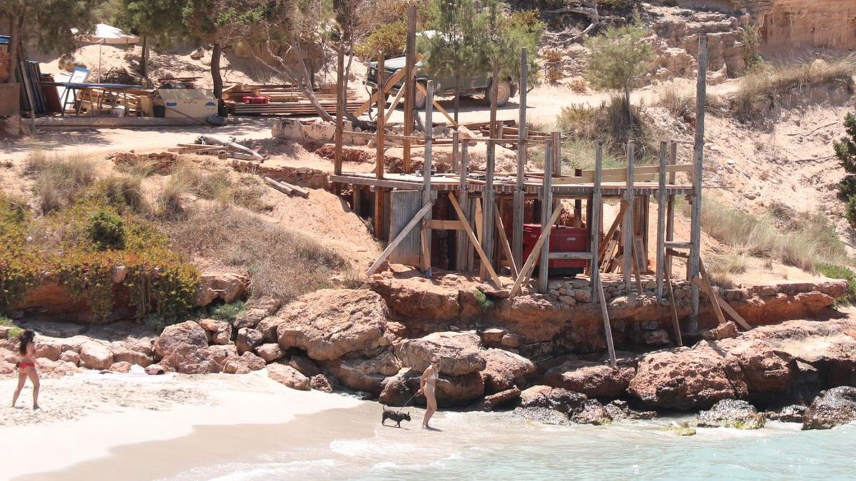 Aspecto que presenta el quiosco de Cala Saona, que se está montando. | C.C.