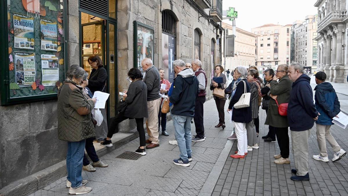 Jubilados hacen cola, la pasada semana, en Pontevedra para reservar viajes del Imserso