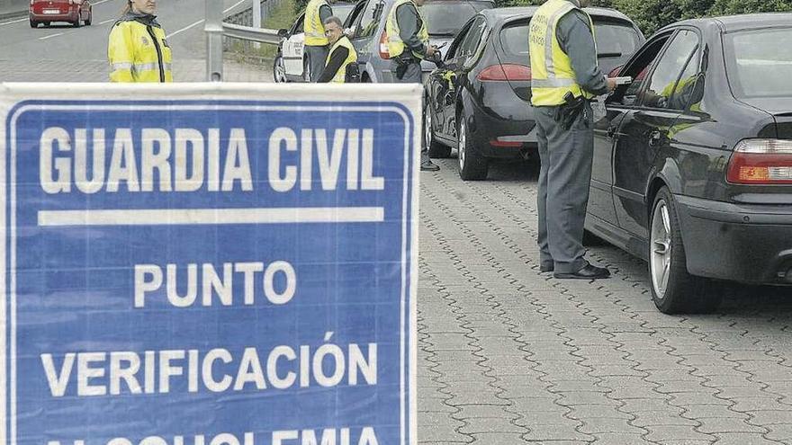 Varios agentes de Tráfico de la Guardia Civil en un control de alcoholemia en A Coruña.