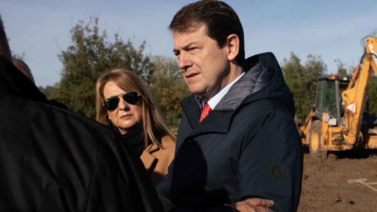 Mañueco, en la obra del Camino Viejo de Villaralbo, junto con Carmen Lorenzo, alcaldesa de Morales. | Ana Burrieza