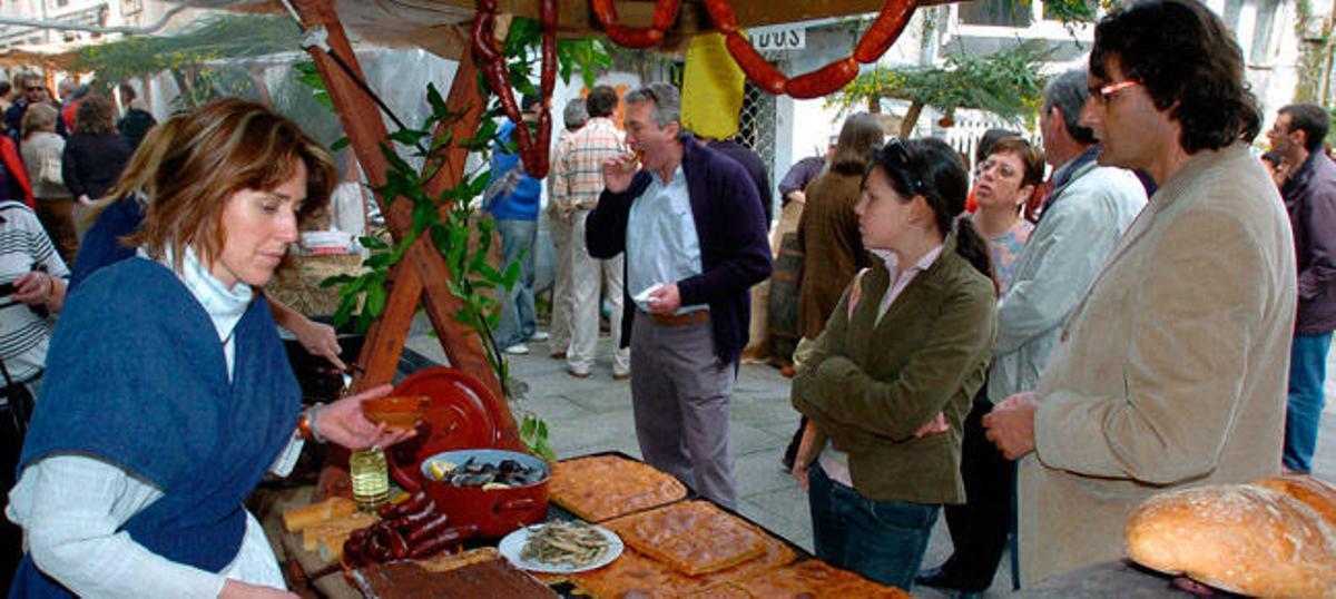 Uno de los puestos con comida del mercado. / J. DE ARCOS