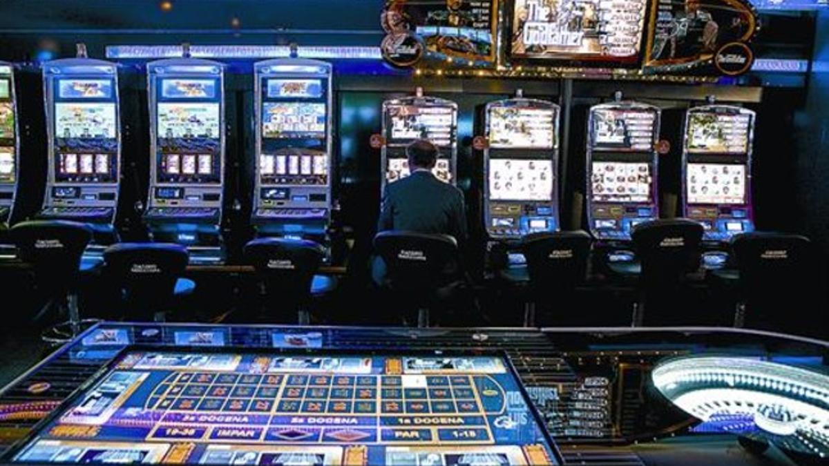 Salas de juego 8Los menores no podrán acceder a la parte del casino donde se juega en mesas.