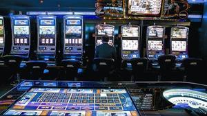 Sales de joc 8 Els menors no podran accedir a la part del casino on es juga en taules.