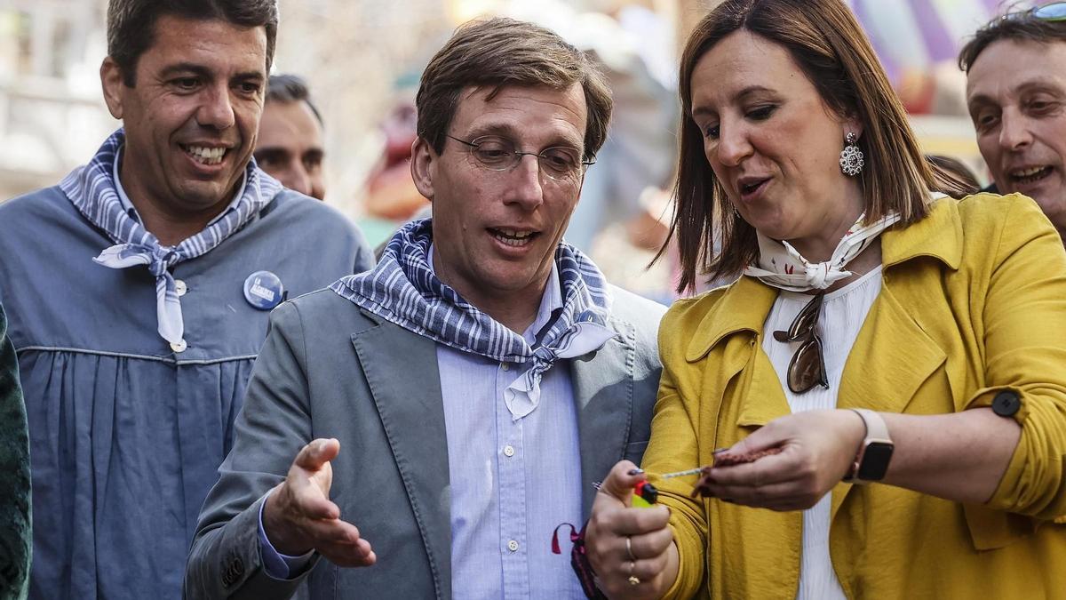 Mazón y Catalá junto al alcalde de Madrid, José Luis Martínez Almeida, en las fallas de 2023.