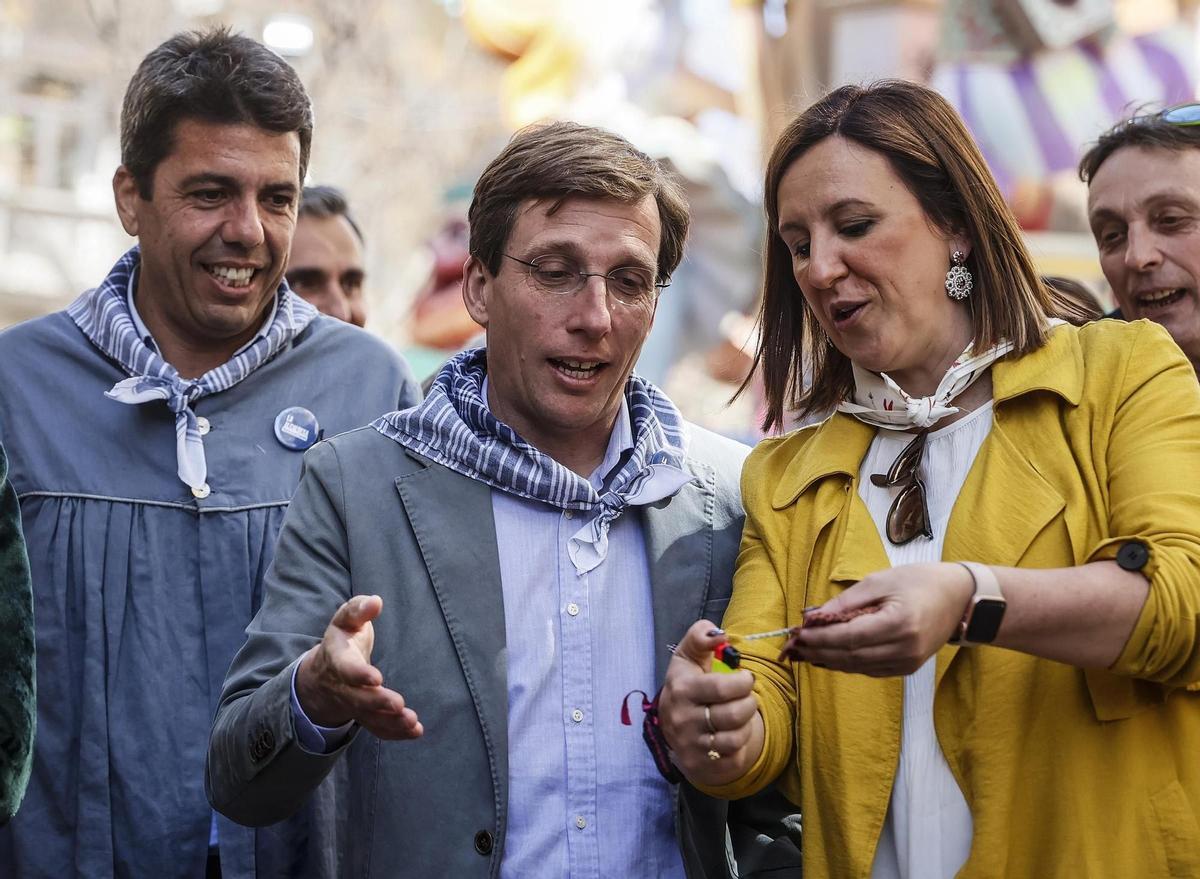 Mazón y Catalá junto al alcalde de Madrid, José Luis Martínez Almeida, en las fallas de 2023.