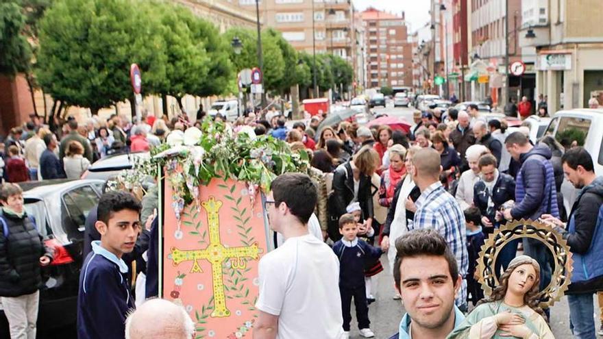 Aitor Omar Poladura, con la Virgen en brazos, junto a Fernando Fueyo, al comienzo de la procesión.