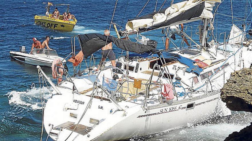 Rescate del velero en Cala Bassa, en el que ayudaron dos lanchas particulares.