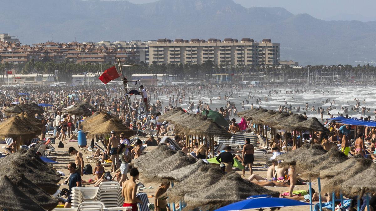 Centeranes de personas ignorando ayer la bandera roja en la playas de la Malva-rosa y el Cabañal de València.