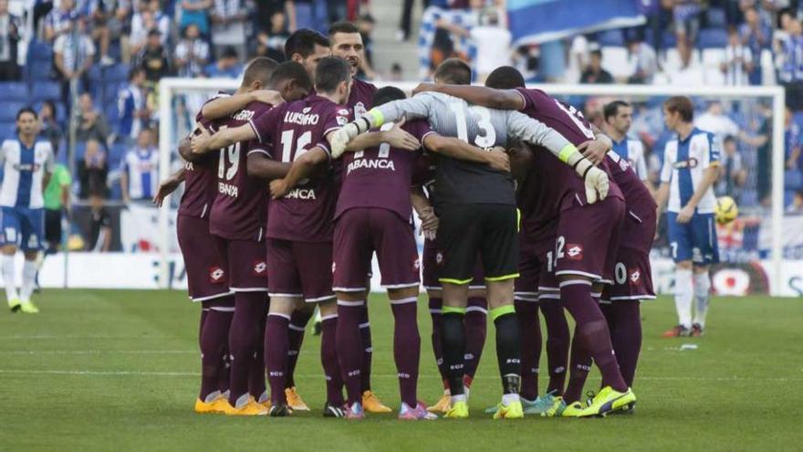 Los jugadores deportivistas se conjuran antes del comienzo del partido del domingo contra el Espanyol. lof