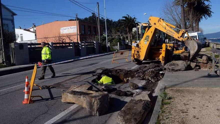 En los últimos dos meses el firme se ha desplomado en dos zonas distintas del vial de As Sinas. // N.Parga