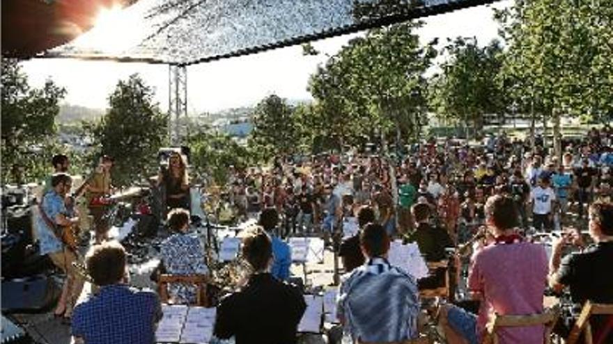 Els assistents al parc de Vallbona van gaudir amb les propostes del pícnic jazz de l&#039;Estival